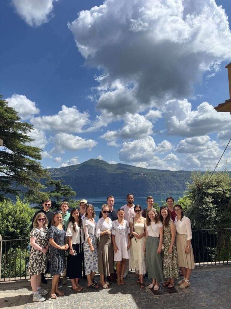 Bei der Sommerresidenz des Papstes